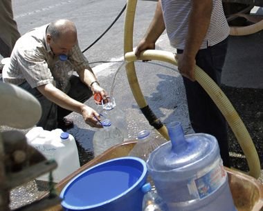 Notd&uuml;rftige Trinkwasserausgabe am Sonntag in Tripolis