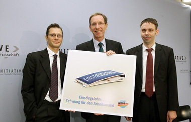 Der Meister und seine Datendeuter: INSM-Chef Pellengahr (M.) mit...