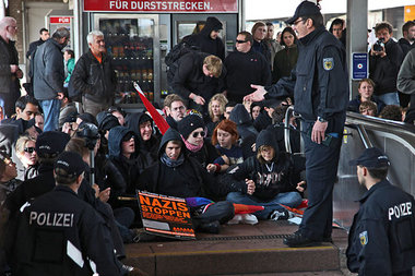 Kein Platz für Nazis – Blockade am Dortmunder Hauptbahnhof am 5....