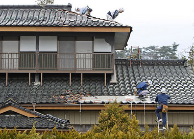 Wiederaufbau durch den Tsunami zerstörter Häuser in Oshu