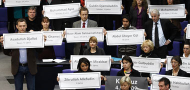 Linke-Abgeordnete erinnerten am 26. Februar 2010 an die in Kundu... Linke-Abgeordnete erinnerten am 26. Februar 2010 an die in Kundu...