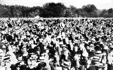 Großdemonstration im Treptower Park: Hunderttausende gegen die K... Großdemonstration im Treptower Park: Hunderttausende gegen die K...