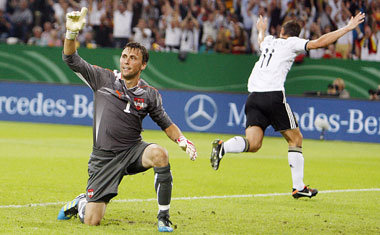 Wer schießt hier die Tore? Österreichs Keeper Gratzei, Miroslav ...