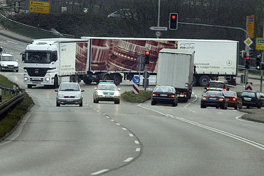 Monstertrucks sind schwer in den Straßenverkehr zu integrieren