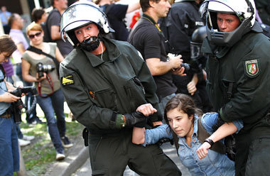 3. September in Dortmund: Beamte räumen eine Blockade nach der a...