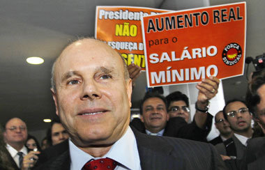 Brasiliens Finanzminister am 15. Februar vor Demonstranten, die ... Brasiliens Finanzminister am 15. Februar vor Demonstranten, die ...