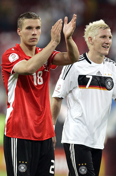 Podolski (l.) fremdelt, klatscht aber höflich Beifall Podolski (l.) fremdelt, klatscht aber höflich Beifall