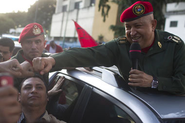 Hugo Chávez am Freitag während der Autokarawane vom Krankenhaus ...