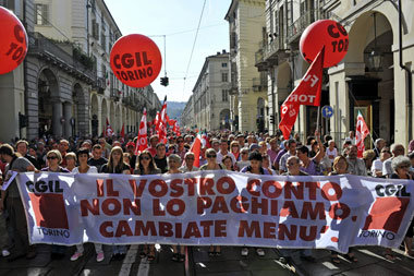 Zehntausende demonstrierten in Turin hinter dem Leittransparent ...