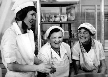 Plattenküche: Gudrun (l.), eines der Kinder von Golzow, arbeitet...