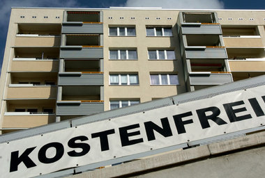 Plattenbauten in Dresden-Prohlis. Der Erwerb des kompletten Best... Plattenbauten in Dresden-Prohlis. Der Erwerb des kompletten Best...