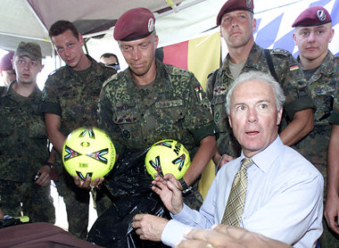 B&auml;lle und Bomben: Autogrammstunde mit Beckenbauer im Feldla...