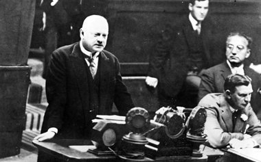 Der deutsche Reichsau&szlig;enminister Gustav Stresemann bei sei...