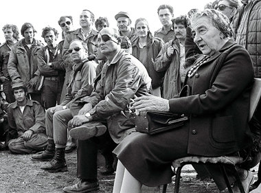 Israels Ministerpr&auml;sidentin Golda Meir und Verteidigungsmin...