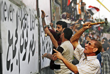 &Auml;gyptens Mauerspechte: Protest vor der israelischen Botscha...