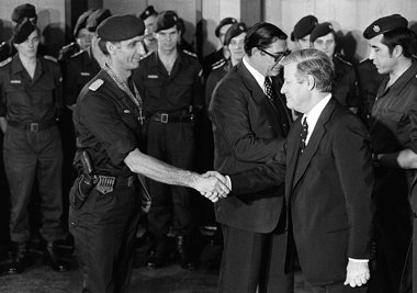 Bundeskanzler Helmut Schmidt (SPD) bei der Verleihung des Bundes...