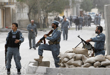 Wo sind die Angreifer? Afghanische Sicherheitskräfte am Dienstag...