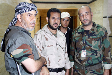 Abdelhakim Belhaj (Mitte) mit anderen Kommandeuren der Ghaddafi-...