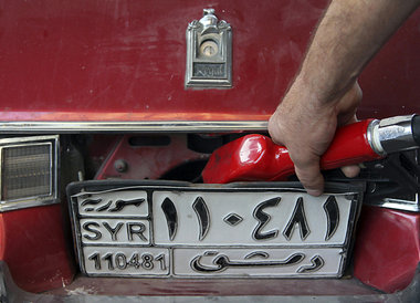 Auch der Sprit wird knapp und teurer: Syrischer Autofahrer beim ...
