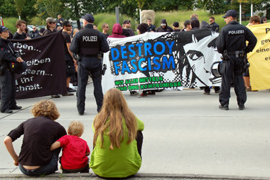 Rund 250 meist junge Leute demonstrierten am Sonnabend in Hoyers... Rund 250 meist junge Leute demonstrierten am Sonnabend in Hoyers...