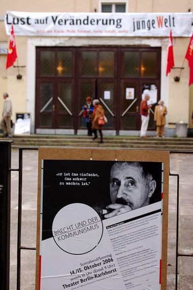Vor dem Theater des großen Rauchers: Karlshorster Ensemble