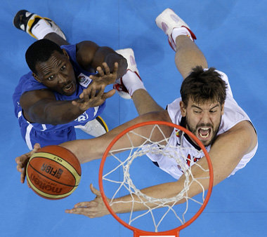Spanien regierte unter den K&ouml;rben: Hier schnappt Marc Gasol...