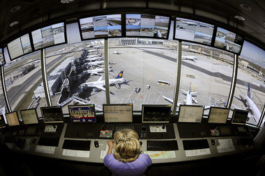 Bordlotsin im Kontrollraum auf dem Flughafen Frankfurt am Main