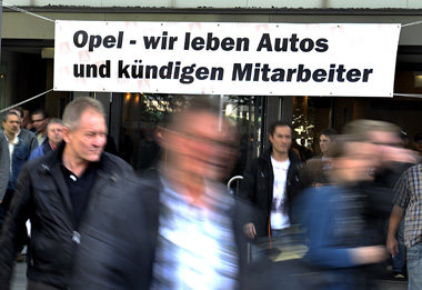 Mitarbeiter des Bochumer Opel-Werks protestieren gegen betriebsb...