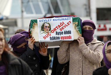 Frauenrechtlerinnen tragen den Sarg von Ayse Pasali, die am 14. ...
