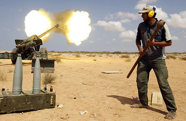 Ein Anti-Ghaddafi-K&auml;mpfer mit schwerer Artillerie am Freita...
