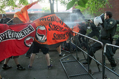 Gerechtfertigte Gewalt? Einsatz gegen Teilnehmer der Proteste ge...