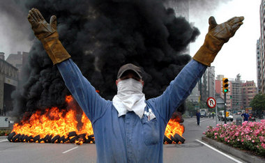 Brennende Barrikade am 20. Juni 2006 in Gijon, Spanien: Werftarb...