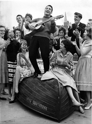 Erfolgreiches H&auml;ndchen an der Gitarre: Freddy Quinn trifft ...