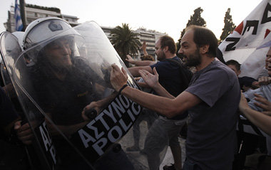 Demonstration am Sonntag abend vor dem griechischen Parlament