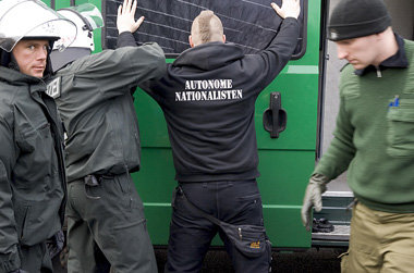 Neonazis m&uuml;ssen k&uuml;nftig ohne seelischen Beistand ihrer...