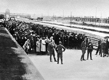 Auschwitz-Birkenau: Ein neu eingetroffener Transport von Juden w...