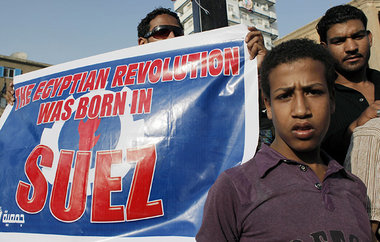 »Die ägyptische Revolution wurde in Suez geboren«, Demonstration...
