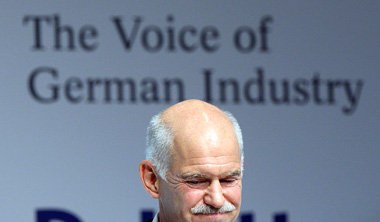 Papandreou h&ouml;rt auf die Stimme seiner Herren