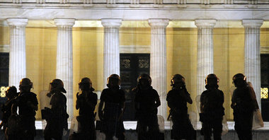 Polizei sichert das Parlament in Athen, damit die Abgeordneten G...