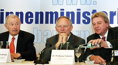 Der Bundesinnenminister und Co. auf der Schily-Überholspur