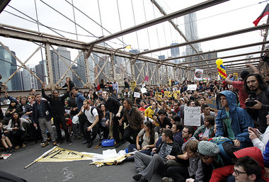 Von der Polizei eingekesselte Demonstranten auf der Brooklyn Bri... Von der Polizei eingekesselte Demonstranten auf der Brooklyn Bri...
