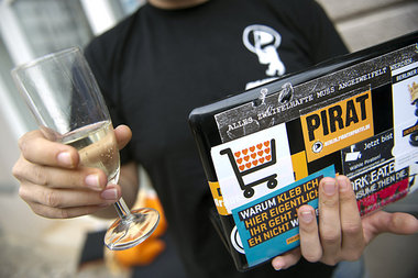 Mit Laptop und Prosecco feierte dieser Pirat am 18. September de...