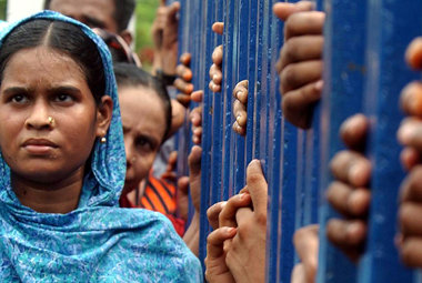 Textilarbeiterinnen in Bangladesh begehren auf: Demonstration f&...