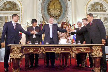 2007 besiegelten die Staatschefs Rafael Correa (Ecuador), Evo Mo...