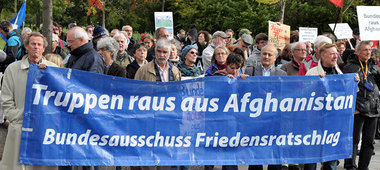Knapp 1000 Menschen protestierten am Samstag in Berlin für ... Knapp 1000 Menschen protestierten am Samstag in Berlin für ...