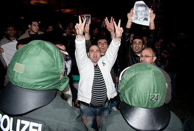 Auch in Berlin besetzten wütende syrische Oppositionelle ze... Auch in Berlin besetzten wütende syrische Oppositionelle ze...