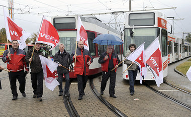 Busse und Bahnen bleiben &ndash; wie hier in Freiburg &ndash; im...