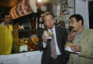 Populistisches Döner-Essen: Wenn sich Kameras auf ihn richten, g...