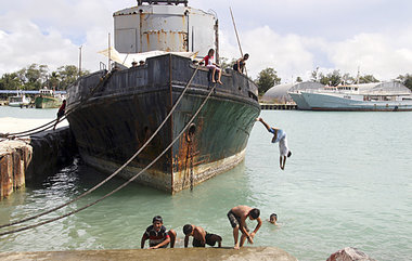 Abenteuerspielplatz Frachtschiff auf Tonga: »Länder – Menschen –... Abenteuerspielplatz Frachtschiff auf Tonga: »Länder – Menschen –...