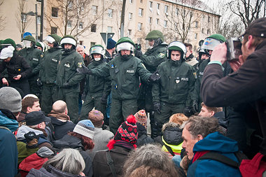 Protest gegen geplanten Neonaziaufmarsch am 19. Februar 2011 in ...